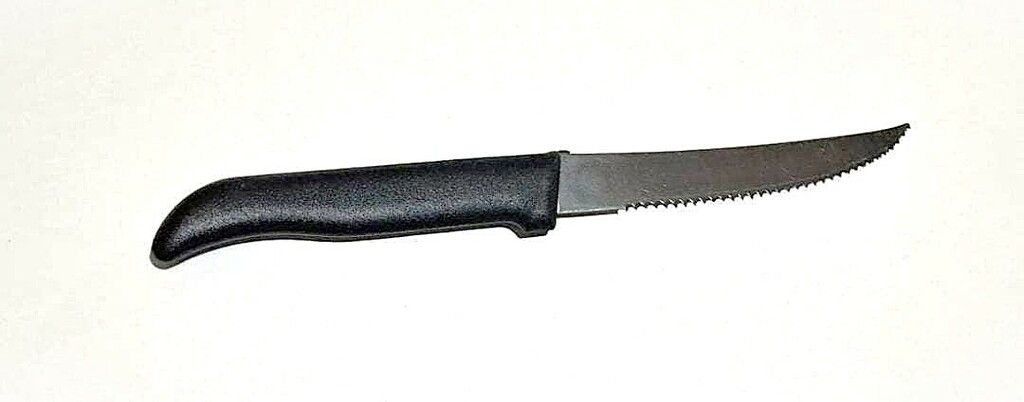 CUCHILLO MESA SERRUCHO MANGO PLASTICO NEGRO (FIDENZA)